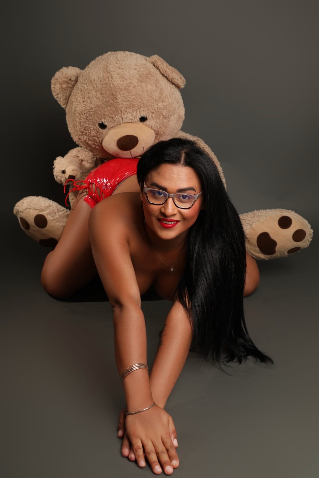 Daniela en una escena con osito de peluche